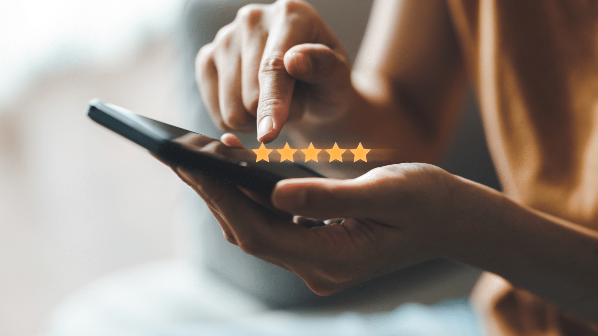 persona revisando reviews desde su dispositivo movil