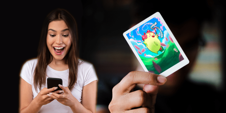 Tarjetas de axies y persona con teléfono.
