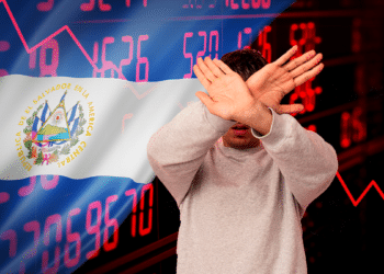 El Salvador recibe una baja calificación de Fitch Ratings, entre otras cosas, por involucrarse con bitcoin.  
 Composición por CriptoNoticias. Fuente:  daboost / stock.adobe ; interstid
 / stock.adobe asier / adobe.stock.
