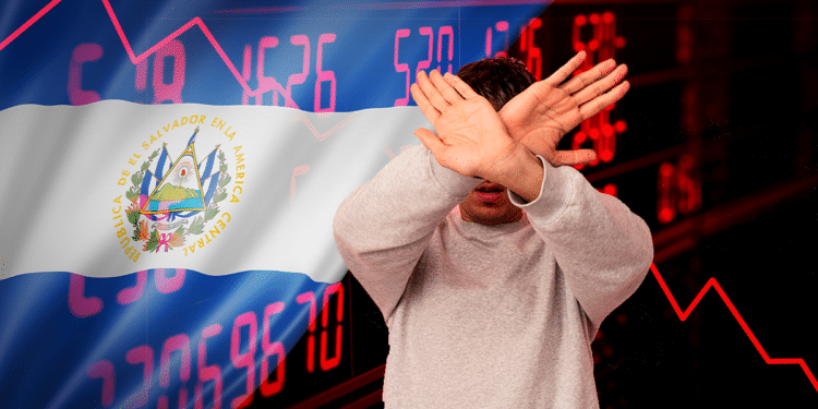 El Salvador recibe una baja calificación de Fitch Ratings, entre otras cosas, por involucrarse con bitcoin.  
 Composición por CriptoNoticias. Fuente:  daboost / stock.adobe ; interstid
 / stock.adobe asier / adobe.stock.