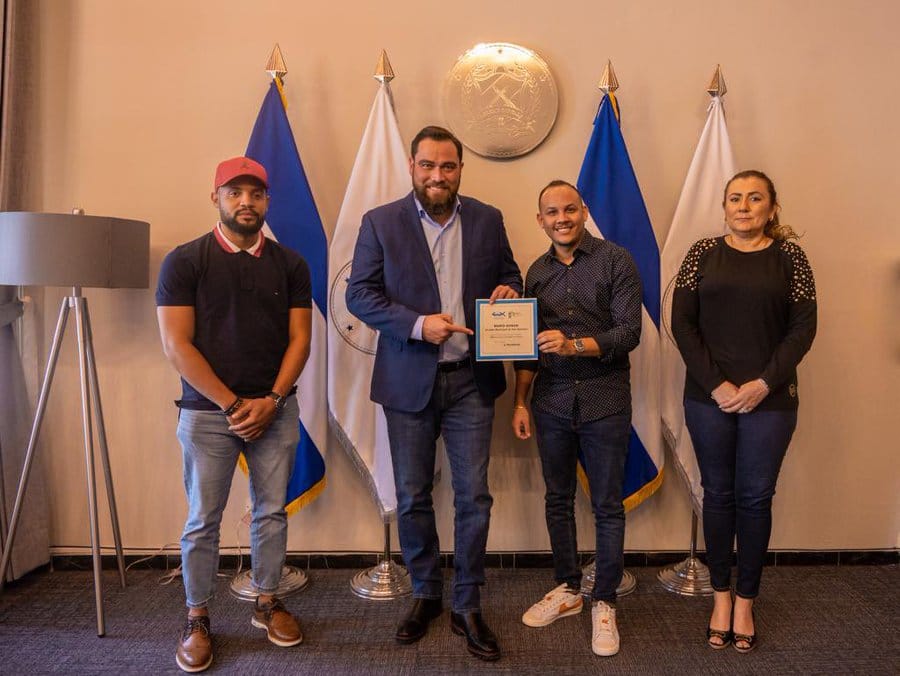 Young people from El Salvador receive 9,000 scholarships to learn bitcoin trading