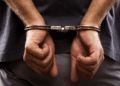 un detenido esposado