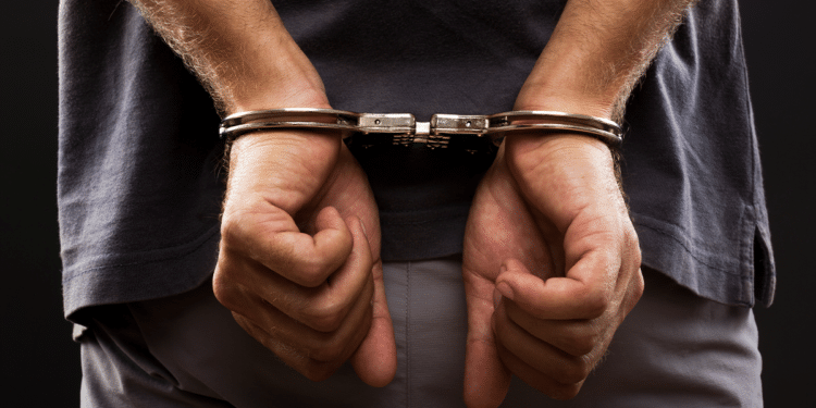 un detenido esposado