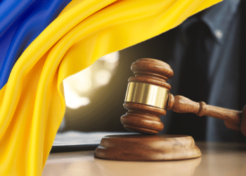 El Banco Central de Ucrania prohibió las operaciones electrónicas, pero no incluyó ninguna restricción sobre el uso de criptomonedas como bitcoin. Composición de CriptoNoticias. Fuentes: wolcan ; mojo_cp / adobe.stock.