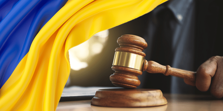 El Banco Central de Ucrania prohibió las operaciones electrónicas, pero no incluyó ninguna restricción sobre el uso de criptomonedas como bitcoin. Composición de CriptoNoticias. Fuentes: wolcan ; mojo_cp / adobe.stock.