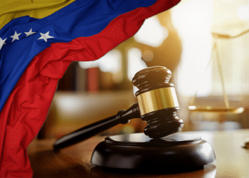Para minar en Venezuela, hay que estar previamente registrado y cumplir con los requisitos de las autoridades. Compocisión por CriptoNoticias. Fuente: adobe.stock