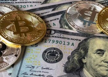 Monedas de bitcoin sobre billetes de dólares