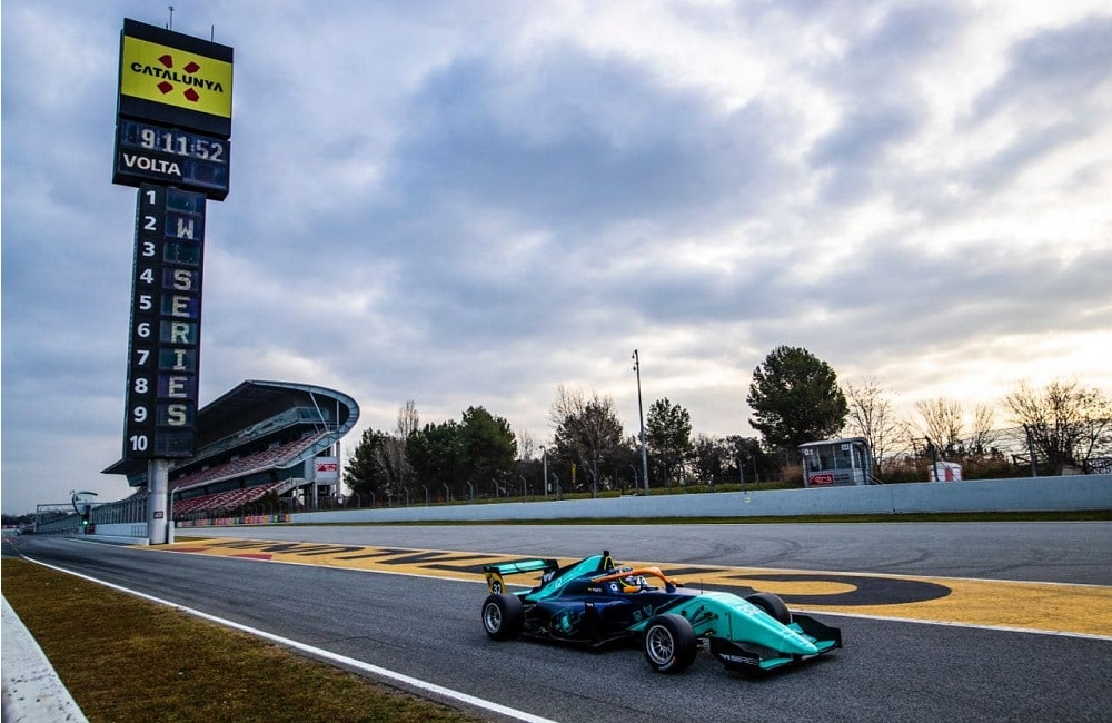 Monoplaza en pista del circuito de Cataluña España.