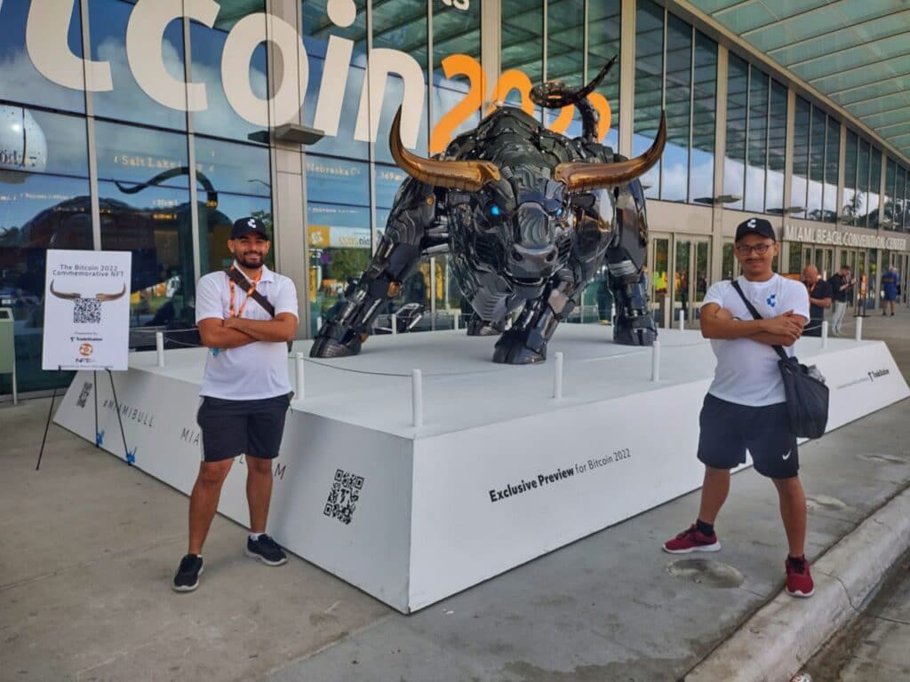 Emilio Semerene y Luis Esparragoza de CriptoNoticias junto al toro de ojos de rayo láser - CriptoNoticias.