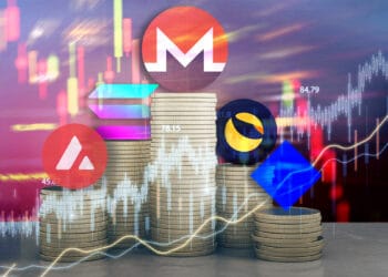 Monero protagoniza el top de criptomonedas en medio de un mercado rojo. Composición por CriptoNoticias. Engdao/ stock.Who is Dannyadobe.com; Who is Danny/ stok.adobe.com; Monero /  getmonero.org; Waves / github.com; Avalanche / coinmarketcap.com; Solana / cryptologos.cc; Terra / cryptologos.cc