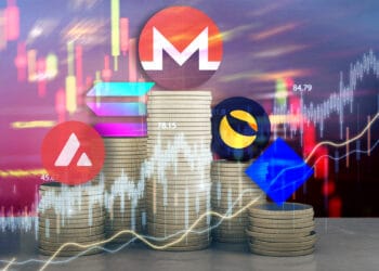 Monero protagoniza el top de criptomonedas en medio de un mercado rojo. Composición por CriptoNoticias. Engdao/ stock.Who is Dannyadobe.com; Who is Danny/ stok.adobe.com; Monero /  getmonero.org; Waves / github.com; Avalanche / coinmarketcap.com; Solana / cryptologos.cc; Terra / cryptologos.cc