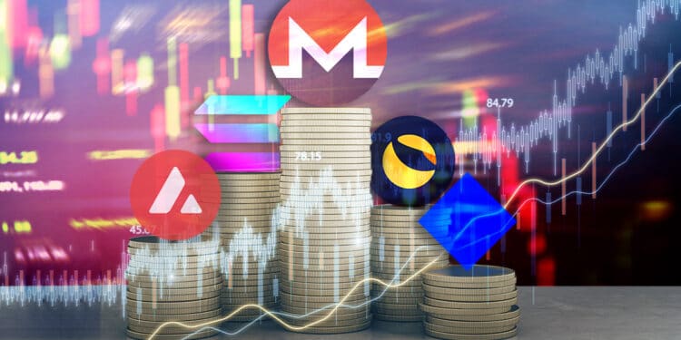 Monero protagoniza el top de criptomonedas en medio de un mercado rojo. Composición por CriptoNoticias. Engdao/ stock.Who is Dannyadobe.com; Who is Danny/ stok.adobe.com; Monero /  getmonero.org; Waves / github.com; Avalanche / coinmarketcap.com; Solana / cryptologos.cc; Terra / cryptologos.cc