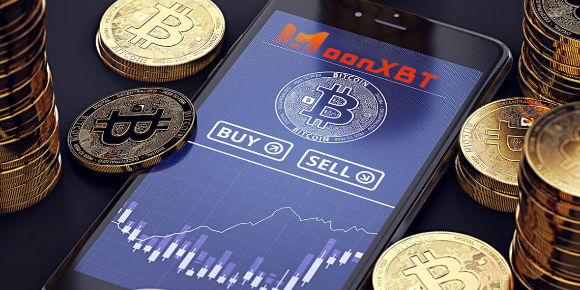 Monedas de bitcoin alrededor de un teléfono celular