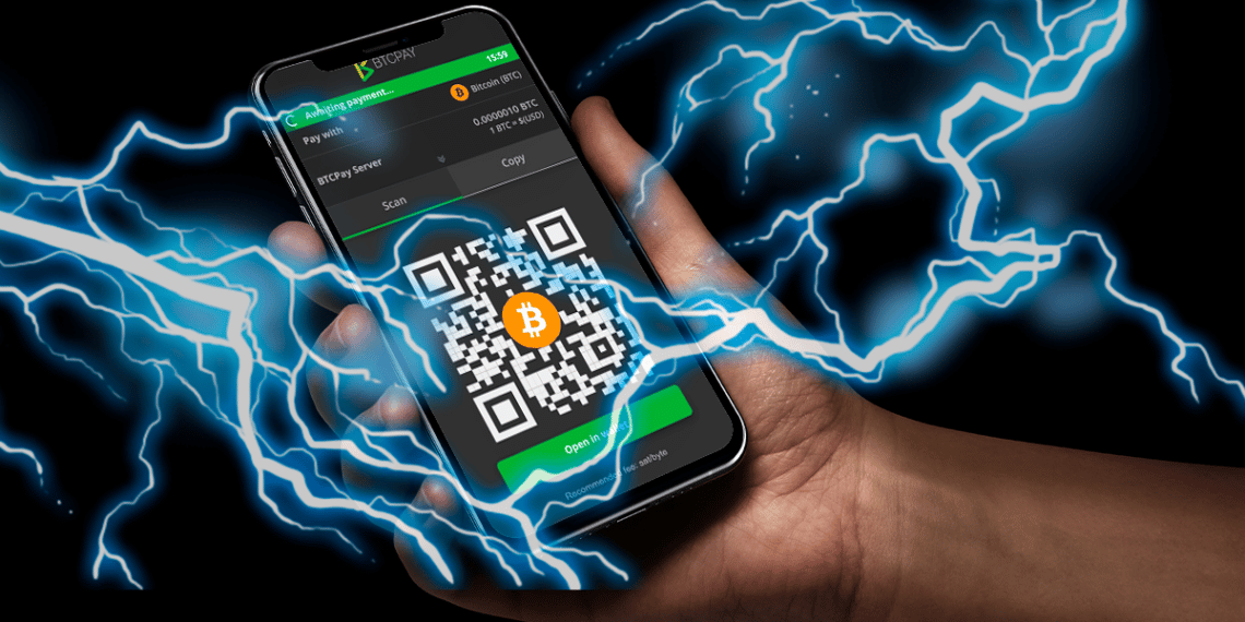 Teléfono con BTCPAY en pantalla y relámpagos representando Lightning.