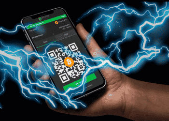 Teléfono con BTCPAY en pantalla y relámpagos representando Lightning.