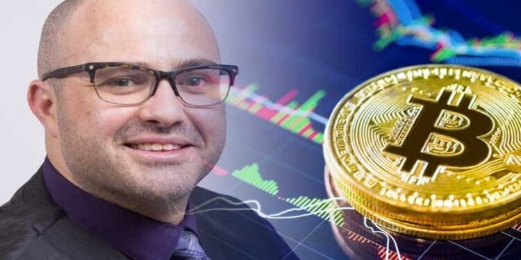 Foto de un hombre y un par de monedas a su lado.