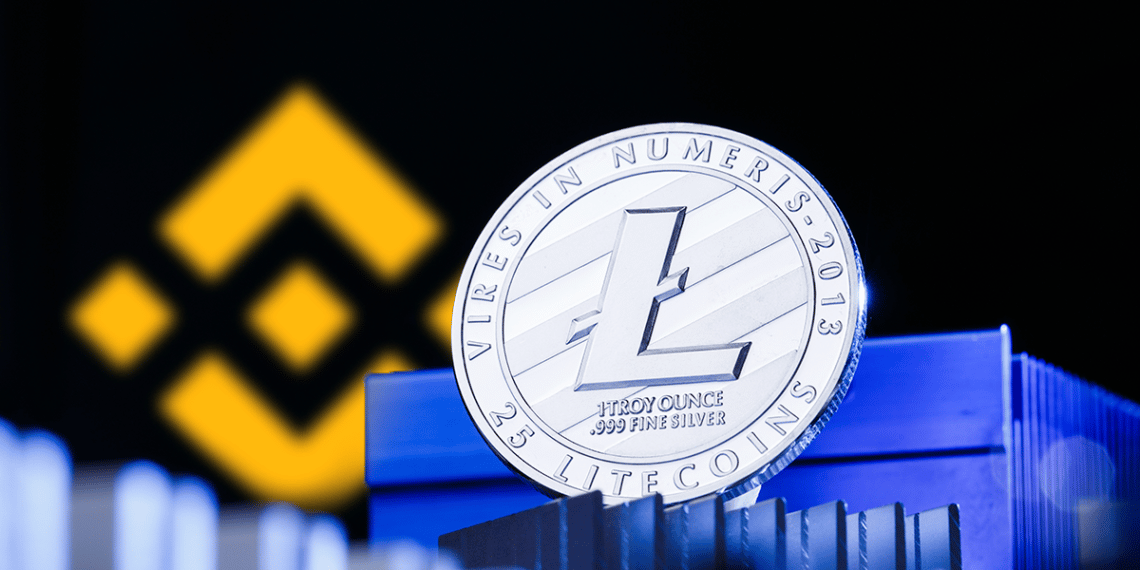 Un Litecoin y el logo de Binance.