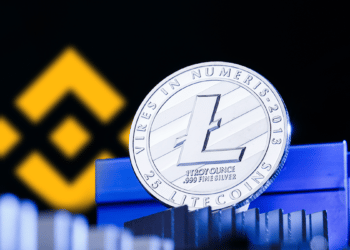 Un Litecoin y el logo de Binance.