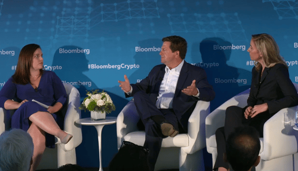 Los especialistas en regulación conversaron en la Bloomberg Crypto Summit. Fuente: Bloomberg Crypto Summit / youtube.com.