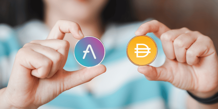Manos sosteniendo dos criptomonedas, Aave y DAI.