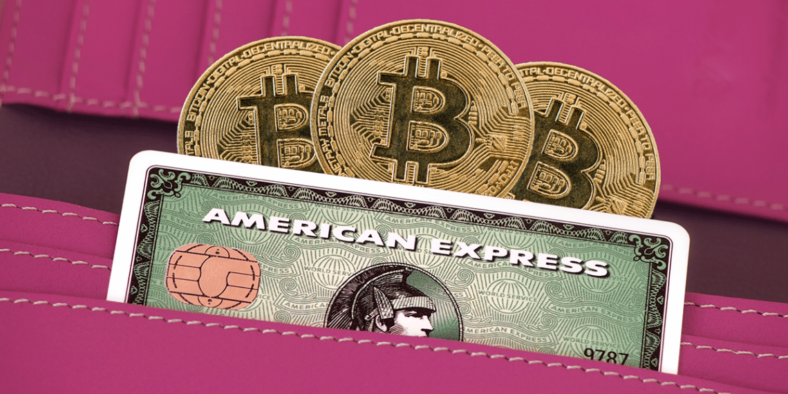 Billetera con una tarjeta de american express y unos bitcoins.