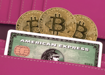 Billetera con una tarjeta de american express y unos bitcoins.