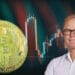 Jurrien Timmer junto a moneda de bitcoin con gráfico de precio en el fondo