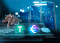 Ilustración digital en tonos azules en la que se muestra una mano operando una interfaz tecnológica transparente. Sobre la pantalla flotan los logotipos circulares de la stablecoin Tether (USDT) y del euro. Al fondo, se aprecian gráficos financieros abstractos y elementos visuales difuminados que sugieren la bandera de la Unión Europea.