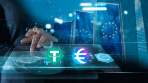 Ilustración digital en tonos azules en la que se muestra una mano operando una interfaz tecnológica transparente. Sobre la pantalla flotan los logotipos circulares de la stablecoin Tether (USDT) y del euro. Al fondo, se aprecian gráficos financieros abstractos y elementos visuales difuminados que sugieren la bandera de la Unión Europea.