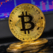 las comisiones por transacción en la red Bitcoin están sumamente bajas. Composición por CriptoNoticias. Fuente: Antonio / stock.adobe.com.