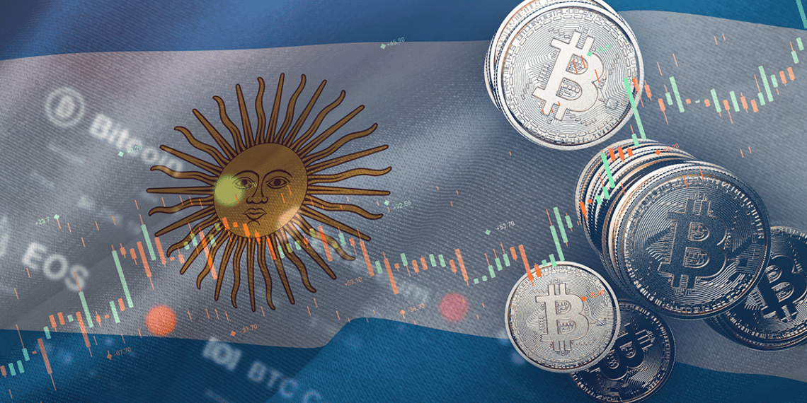 Bitcoins acompañados por la bandera de Argentina.