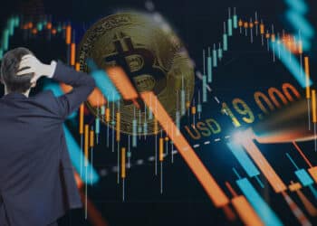 Persona preocupada mirando gráfico con precio de Bitcoin.