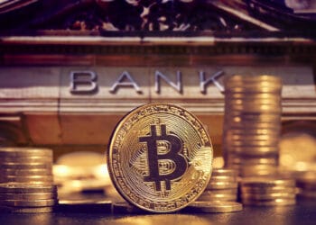 La banca tradicional se ha acercado cada vez más a bitcoin, ya no solo ofreciendo inversiones a grandes capitales sino también a personas particulares. Composición por CriptoNoticias. Pefkos/ stock.adobe.com; fox17/ stock.adobe.com