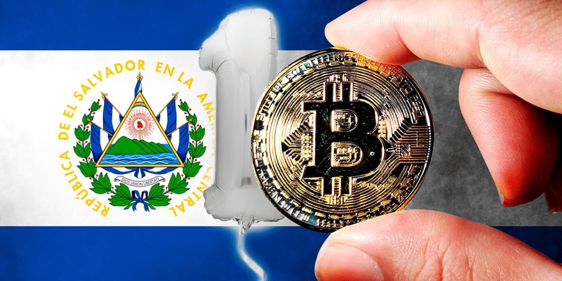 Bitcoin junto a la bandera de El Salvador.