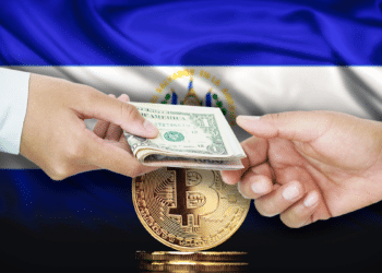 El Salvador, Bitcoin y manos con dólares.