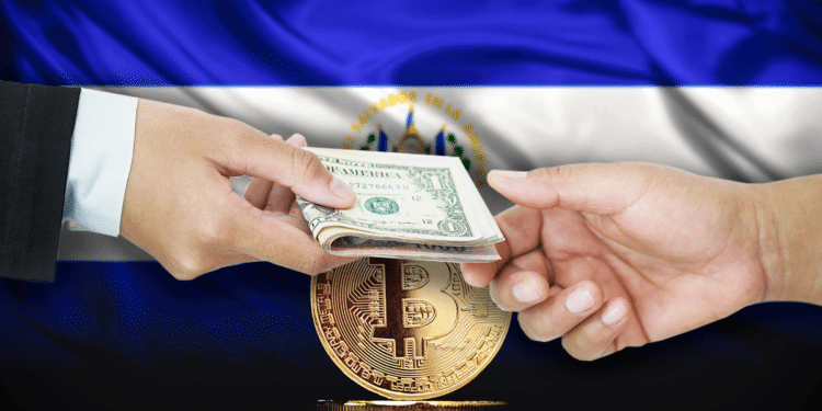 El Salvador, Bitcoin y manos con dólares.