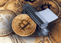A pesar del papel deflacionario de la emisión limitada de BTC, algunos bitcoiners quieren la producción continúe más allá de los 21 millones. Composición por CriptoNoticias. Fuente: gerasimov174 ; jd-photodesign / stock.adobe.com.