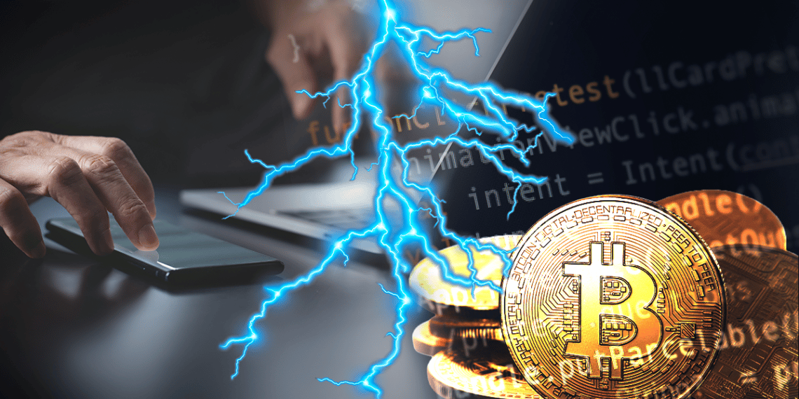 Programador con relámpago que representa Lightning Network y Bitcoin.