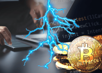 Programador con relámpago que representa Lightning Network y Bitcoin.