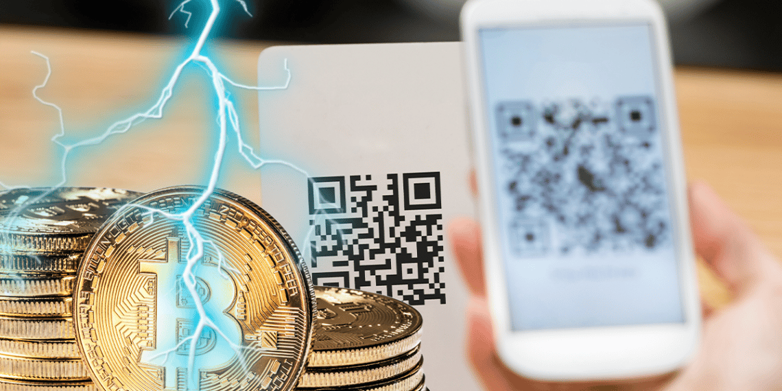 Persona haciendo pago con código QR junto a bitcoins con relámpago que representa Lightning.