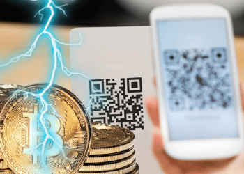 Persona haciendo pago con código QR junto a bitcoins con relámpago que representa Lightning.