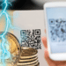 Persona haciendo pago con código QR junto a bitcoins con relámpago que representa Lightning.