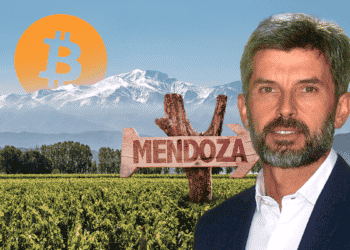 Ulpiano Suárez quiere que Mendoza ingrese en la lista de las ciudades amigables con Bitcoin. Composición por CriptoNoticias. Fuente: ucr.org.ar ; alongway.ch ; gustavofrazao / stock.adobe.com / pngegg.com.