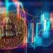 Demanda débil no puede sostener impulso alcista de bitcoin. Composición por CriptoNoticias.  Maximusdn/ stock.adobe.com; eliosdnepr/ stock.adobe.com