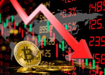 Bitcoin con gráficos y fleha roja.