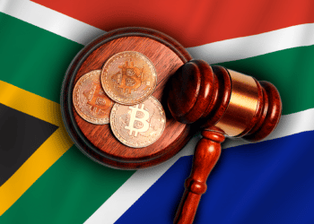 Bandera de Sudafrica y mazo con bitcoin.