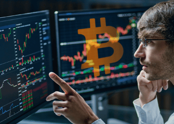 Trader analizando el mercado de bitcoin.