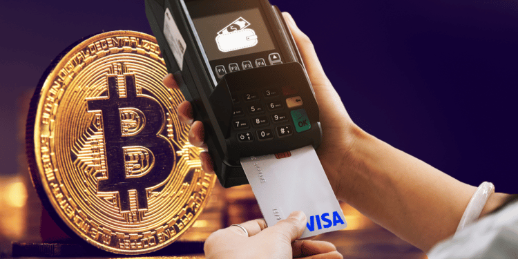 Posnet leyendo una tarjeta visa acompañado de un bitcoin de fondo.