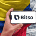 Bandera de Colombia y dólares con teléfono y logo Bitso