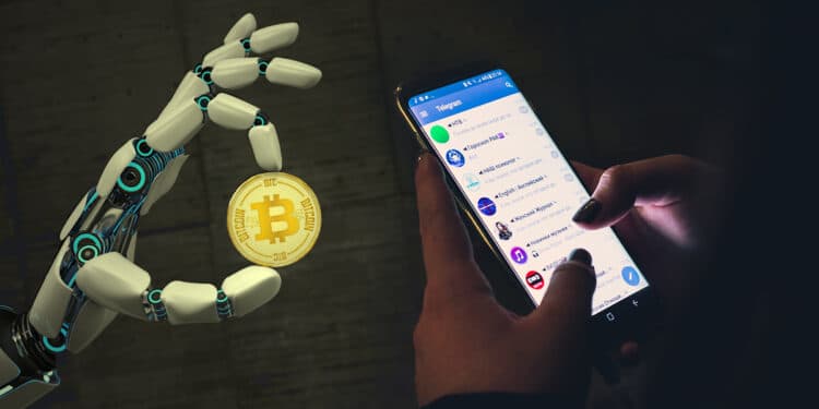 Una mano sosteniendo un bitcoin acompañado de un celular visualizando Telegram.